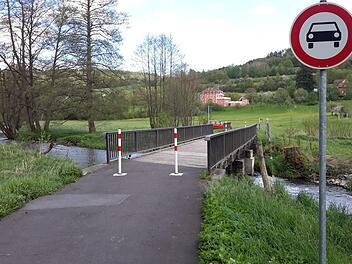 Die Sinnbrücke bei Wernarz muss erneuert werden. Falls es die entsprechende Förderung gibt, soll der Übergang für eine Gesamtlast von 60 Tonnen ausgelegt werden. Darüber ist sich die Mehrheit im Stadtrat einig. Foto: Rolf Pralle