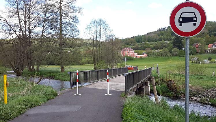 Die Sinnbrücke bei Wernarz muss erneuert werden. Falls es die entsprechende Förderung gibt, soll der Übergang für eine Gesamtlast von 60 Tonnen ausgelegt werden. Darüber ist sich die Mehrheit im Stadtrat einig. Foto: Rolf Pralle