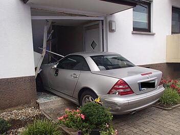 Auto kracht in Hauseingang. Foto: Polizei Mannheim