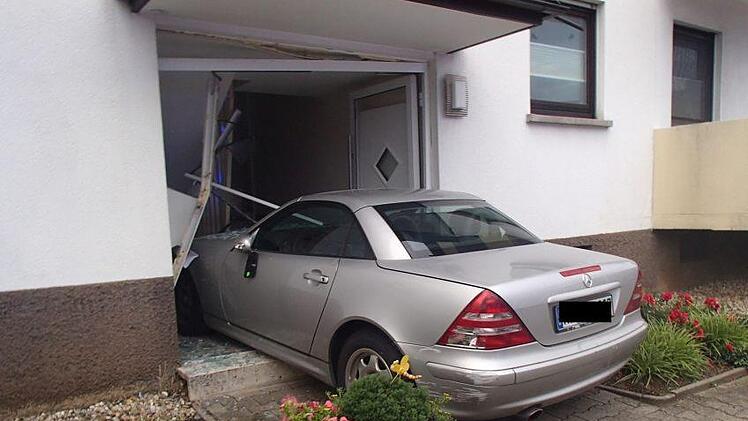 Auto kracht in Hauseingang. Foto: Polizei Mannheim