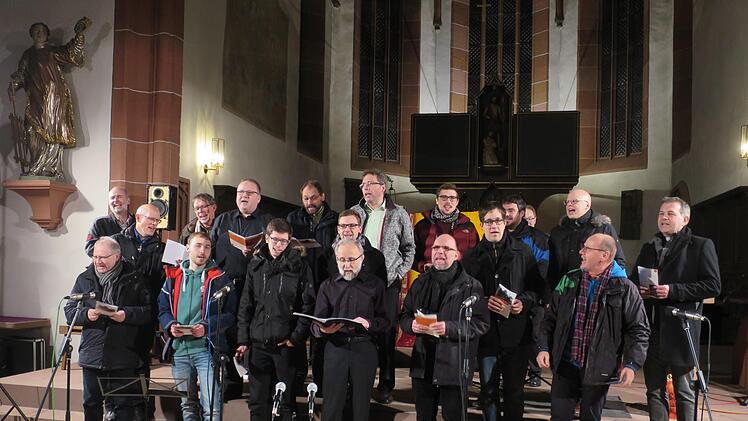 Frisch und kräftig: Der spontane Männerchor von früheren Schönstatt-Jugendzeltlagern.Barbara Oschmann