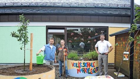 Gärtner Clemens Friedrich, die projektverantwortliche Elternbeirätin Maria Pittroff und der Vorsitzende des Elternbeirats, Marc Hartenberger, nach der Pflanzaktion Foto: Klaus-Peter Wulf