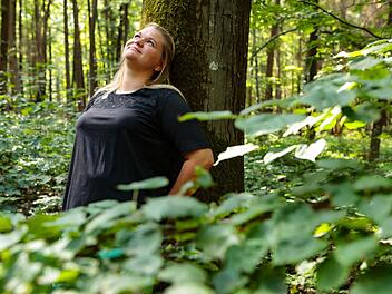 Jana Harrison lehrt bei ihren Touren, den Wald mit allen Sinnen zu erleben. Fotos: Matthias Hoch