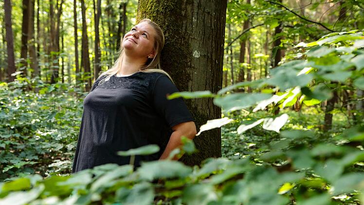 Jana Harrison lehrt bei ihren Touren, den Wald mit allen Sinnen zu erleben. Fotos: Matthias Hoch