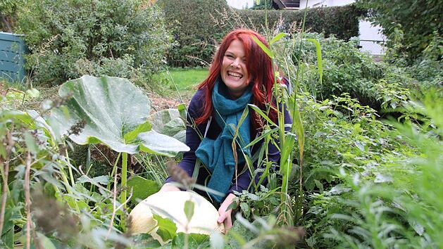 Evelyn Sobotta freut sich über ihre reiche Ernte. Fotos: Dagmar Besand
