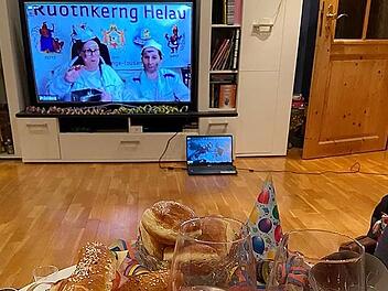 Diesen Service bietet die „Ruotnkernge Fousanocht“: Man kann es sich zu Hause bequem machen und via Bildschirm entspannt die lustigen, humorvollen Sketche der Büttenreden zusammen mit kulinarischen Köstlichkeiten genießen. Hier Steffi Dressel und Tina Baumstark bei ihrer spaßigen Büttenrede im vergangenen Jahr, die erstmals in die Wohnzimmer ausgestrahlt wurde.