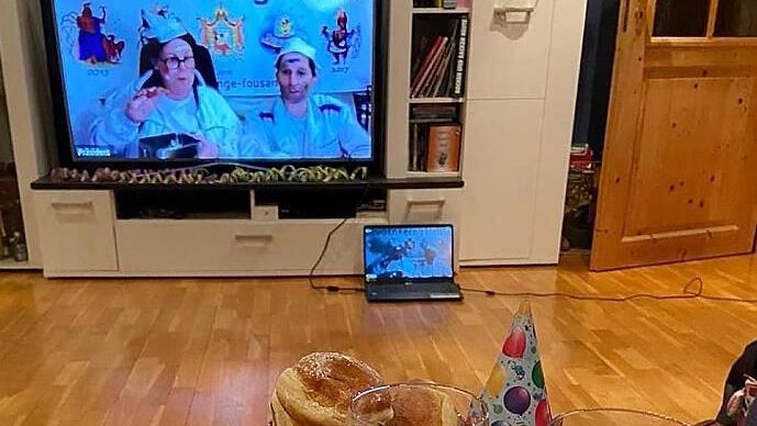 Diesen Service bietet die „Ruotnkernge Fousanocht“: Man kann es sich zu Hause bequem machen und via Bildschirm entspannt die lustigen, humorvollen Sketche der Büttenreden zusammen mit kulinarischen Köstlichkeiten genießen. Hier Steffi Dressel und Tina Baumstark bei ihrer spaßigen Büttenrede im vergangenen Jahr, die erstmals in die Wohnzimmer ausgestrahlt wurde.