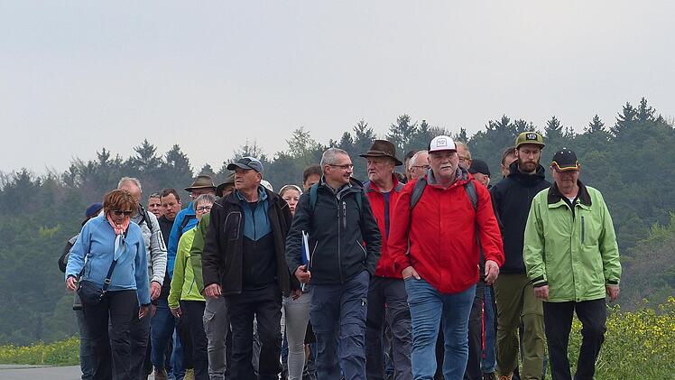Eine stattliche Zahl an Bürgern beteiligten sich am Rottershäuser Grenzgang.