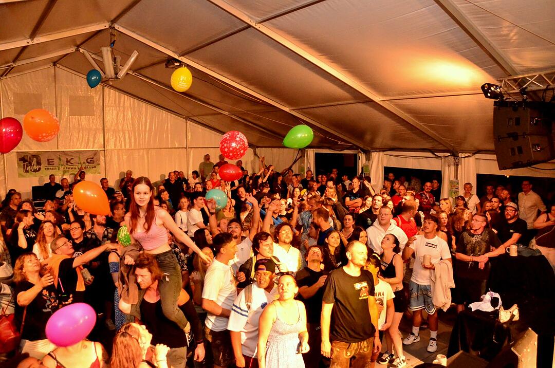 Party mit der Band "CAVELAND"