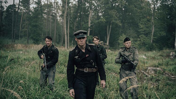 An der Ostfront des Jahres 1943, irgendwo auf dem Gebiet der heutigen Ukraine, sucht eine kleine Einheit deutscher Wehrmachtssoldaten hinter den feindlichen Linien nach einer verschollenen deutschen Einheit. Es tasten sich vor (von links): Laurence Rupp, David Sch&uuml;tter, Yoran Leicher und Leonard Kunz.