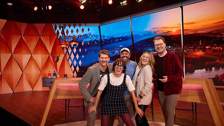 M&uuml;ssen in der Auftaktfolge den Freistaat entschl&uuml;sseln (von links): Michael Altinger, Eva Karl Faltermeier, Simon Pearce, Lisa Feller und Moderator Maxi Gstettenbauer.