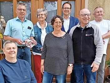 Die Vorstandsmitglieder mit B&uuml;rgermeister Andreas Hofmann (Dritter v. r.) und Gemeinderat Franz Spindler (Zweiter v. r.): Johannes Weidner, Stefan Kabitz, Hannelore Bartha, Sandra Reier und Robert Wodarg.