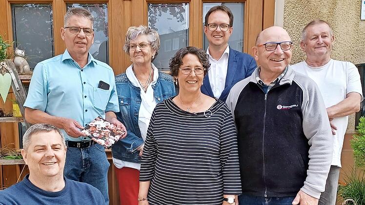 Die Vorstandsmitglieder mit B&uuml;rgermeister Andreas Hofmann (Dritter v. r.) und Gemeinderat Franz Spindler (Zweiter v. r.): Johannes Weidner, Stefan Kabitz, Hannelore Bartha, Sandra Reier und Robert Wodarg.