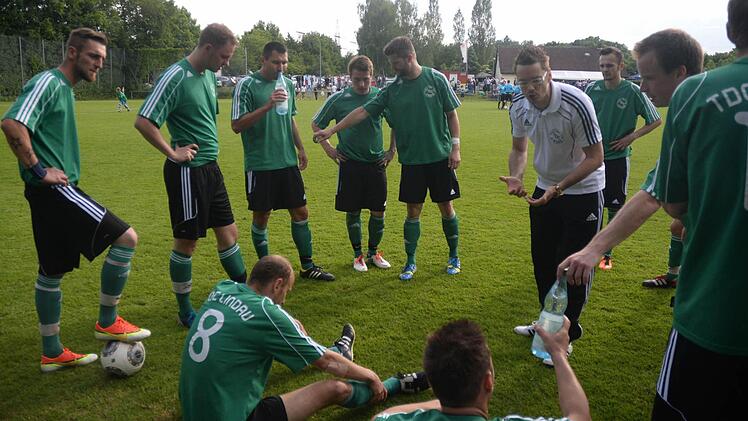 Vor der Verlängerung schwört TDC-Trainer Bastian Knop seine Truppe ein.