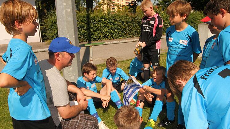 Der Sander Trainer Detlef Nigbur (Zweiter von links) bei letzten taktischen Anweisungen an seine Spieler Foto: Günther Geiling
