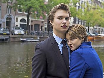 Geschafft: Augustus (Ansel Elgort) und Hazel (Shailene Woodley) sind in Amsterdam angekommen.  Foto: Fox