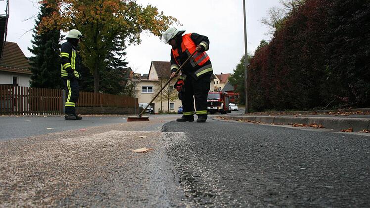 Von Gumpersdorf bis nach Kauernburg (Bild) reichte eine Ölspur, die die Feuerwehr zu beseitigen hatte.