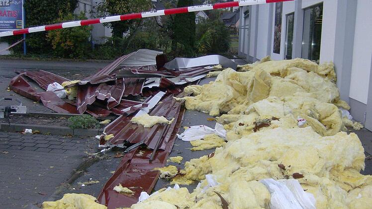 Teile des Daches und Dämmmaterial liegen am Boden. Foto: Petra Malbrich