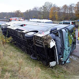 Bus mit Kindern bei Erfurt verunglückt