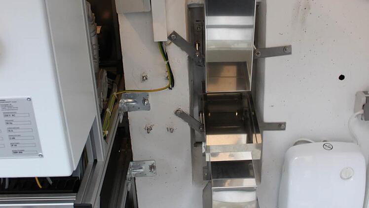 Chemie und Technik im nicht zugänglichen Bereich des Toilettencontainers