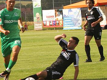 Der Sander Andre Schmitt (am Boden) grätscht hier vergeblich, denn der Fürther Robert Zuly (l.) ist schneller; rechts der Sander Tevin Mc Cullough.