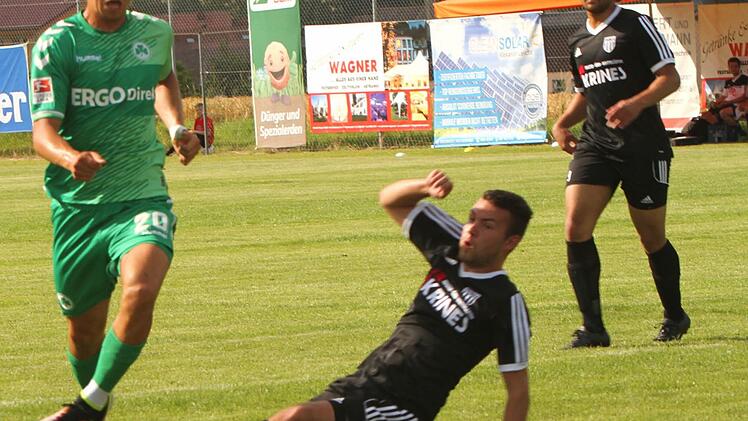 Der Sander Andre Schmitt (am Boden) grätscht hier vergeblich, denn der Fürther Robert Zuly (l.) ist schneller; rechts der Sander Tevin Mc Cullough.