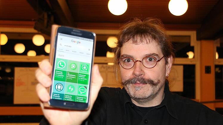 Psychologe Michael Hinn zeigt, dass auch er Whatsapp nutzt. Foto: Ralf Ruppert