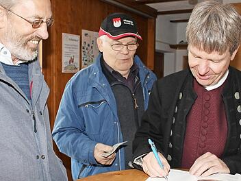 Kreisheimatpfleger Manfred Welker signierte am Tag des Biers auf dem Kellerberg die ersten Exemplare seines Höchstadter Bierbuchs. Foto: Evi Seeger