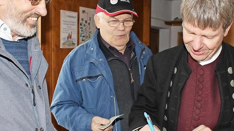 Kreisheimatpfleger Manfred Welker signierte am Tag des Biers auf dem Kellerberg die ersten Exemplare seines Höchstadter Bierbuchs. Foto: Evi Seeger