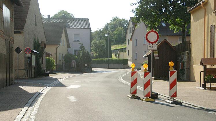 Hier galt die Sperre noch. Seit Donnerstag gibt es in Lembach wieder freie Fahrt für den Verkehr Richtung Priesendorf.  Fotos: Sabine Weinbeer