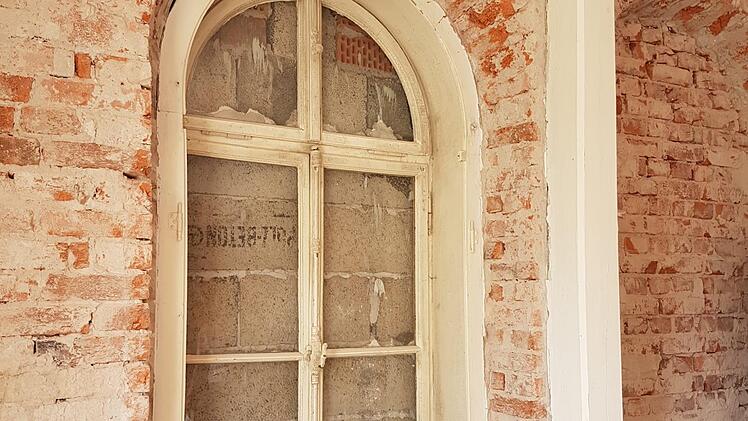 Außen Mauerwerk, innen ein historisches Fenster