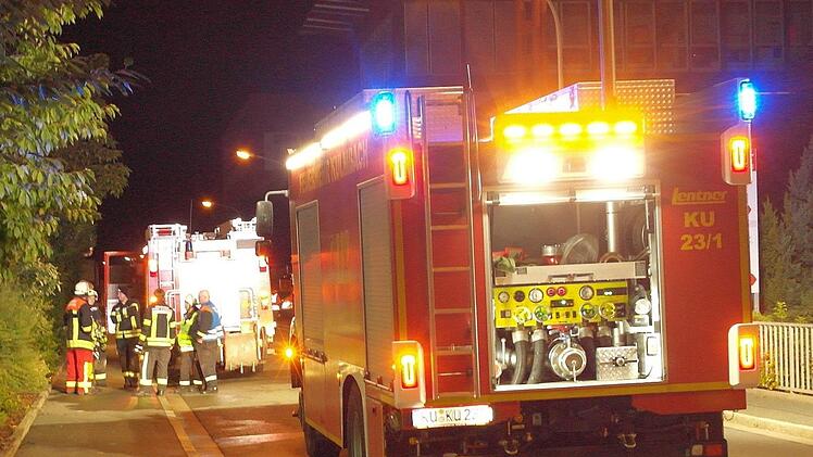 Kurz vor Mitternacht in der E.C.-Baumann-Straße: Die Feuerwehren aus Kulmbach und Höferänger mussten einen Maschinenbrand bei der Firma Baumann Druck bekämpfen.Peter Müller