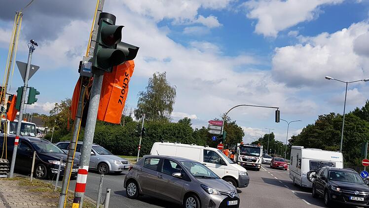 Unübersichtlich und bedrängend war die Verkehrslage gestern an der Einmündung der Hans-Böckler-Straße in die Willy-Brandt-Allee.