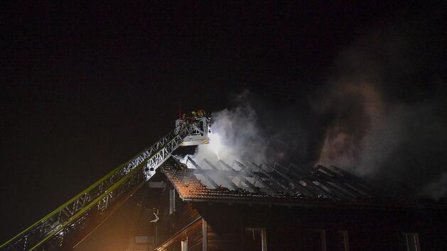 Kreis Bayreuth: Blitz setzt Scheune in Brand - und verursacht enormen Sachschaden