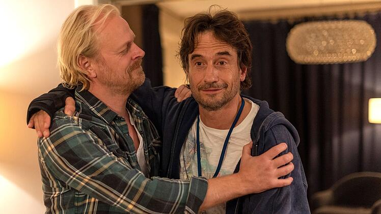 Ein paar Gläser Schnaps, und schon werden aus skeptischen Bekannten dicke Freunde? Katharinas Mann Bent (Carsten Bjørnlund, links) und Erik (Oliver Mommsen) haben beide viel für die Schulleiterin übrig.