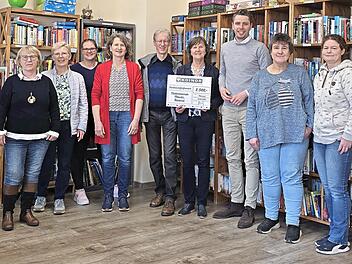 Pfarrer Burkhard Sachs (Mitte) als Vorsitzender des Diakonievereins, Ina Kober-Naumann (4. v. r.) von der Koinor-Horst-M&uuml;ller-Stiftung, B&uuml;rgermeister Oliver Plewa (3. v. r.) sowie Vertreterinnen des B&uuml;chereiteams Mitwitz.
