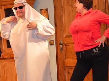 Die Angst steht Kurt (Matthias Nüßlein) - verkleidet als Scheich Abdullah - ins Gesicht geschrieben, als ihm das liebeslustige Fräulein Kunigunde, (Margit Altmann) nachstellt. Foto: Karl-Heinz Hofmann