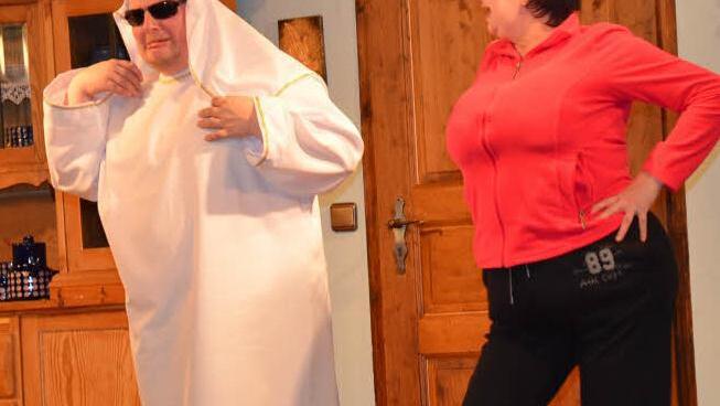 Die Angst steht Kurt (Matthias Nüßlein) - verkleidet als Scheich Abdullah - ins Gesicht geschrieben, als ihm das liebeslustige Fräulein Kunigunde, (Margit Altmann) nachstellt. Foto: Karl-Heinz Hofmann