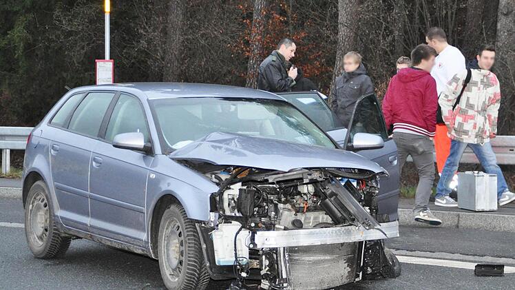 Die vier Audi-Insassen haben Glück: Sie werden nur leicht verletzt.