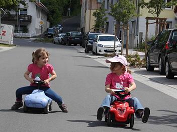 'Katharina (links) und Delia weihten die neue Ortsdurchfahrt mit viel Schwung ein .  Fotos: Edgar Bartl