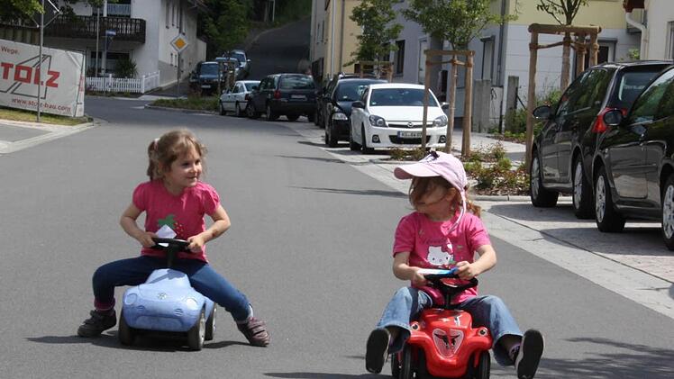 'Katharina (links) und Delia weihten die neue Ortsdurchfahrt mit viel Schwung ein .  Fotos: Edgar Bartl