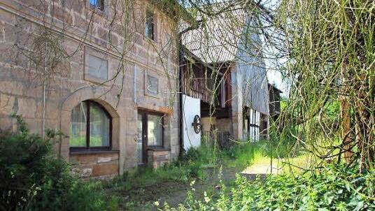 Wüst sieht es am ehemaligen Reiterhof aus. Hier ist der Eigner gefordert, seiner Sicherungspflicht nachzukommen. Er sitzt allerdings in Hamm/Westfalen. Foto: Eckehard Kiesewetter