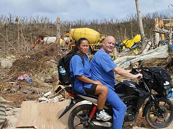 Helfer auf zwei Rädern: Mit dem Moped, das den Sturm zum Glück unbeschadet überlebt hat, und etlichen Medikamenten im Gepäck fuhren Mary Ann und Norbert Gresser über die Insel, um dort den Verletzten zu helfen.Fotos: Gresser