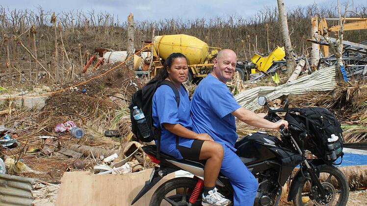 Helfer auf zwei Rädern: Mit dem Moped, das den Sturm zum Glück unbeschadet überlebt hat, und etlichen Medikamenten im Gepäck fuhren Mary Ann und Norbert Gresser über die Insel, um dort den Verletzten zu helfen.Fotos: Gresser