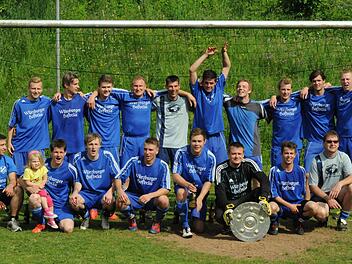 Nervenstark bis zum Saisonfinale: Der SV Aura feiert die Meisterschaft in der A-Klasse Rhön 1 (hinten, von links): Fabian Illig, Daniel Hagemann, Kevin Graser, Rainer Wüscher, Spielertrainer Oliver Schönwiesner, Martin Danz, Spielführer Christof Sauer, Patrick Falkenstein, Dominik Graser, Mirko Hälbig sowie (vorne, von links) Marcel Kaiser, Bernd Veth, Sascha Graser, Philipp Kaiser, Sebastian Rohr, Torwart Christian Sell, Johannes Baldauf und Vorsitzender Ulli Kaiser. Foto: ssp