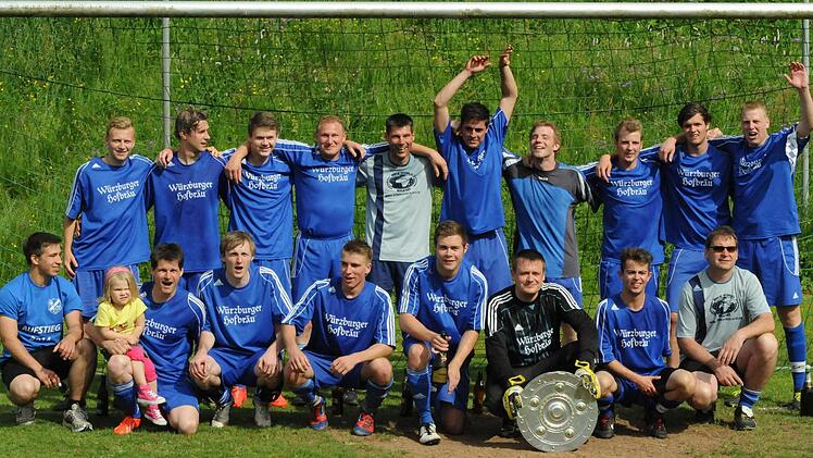 Nervenstark bis zum Saisonfinale: Der SV Aura feiert die Meisterschaft in der A-Klasse Rhön 1 (hinten, von links): Fabian Illig, Daniel Hagemann, Kevin Graser, Rainer Wüscher, Spielertrainer Oliver Schönwiesner, Martin Danz, Spielführer Christof Sauer, Patrick Falkenstein, Dominik Graser, Mirko Hälbig sowie (vorne, von links) Marcel Kaiser, Bernd Veth, Sascha Graser, Philipp Kaiser, Sebastian Rohr, Torwart Christian Sell, Johannes Baldauf und Vorsitzender Ulli Kaiser. Foto: ssp