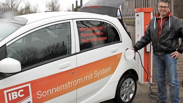 FT-Redakteur Matthias Einwag beim Betanken eines elektrisch betriebenen Mitsubishi iMiev an der Ladestation der Therme, die sich vor dem ehemaligen Kreishallenbad befindet. Foto: Diana Geißendorfer