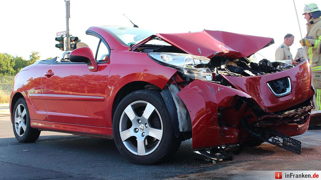 Frontalcrash zweier Pkw im Kreuzungsbereich - Beide Fahrerinnen schwer verletzt