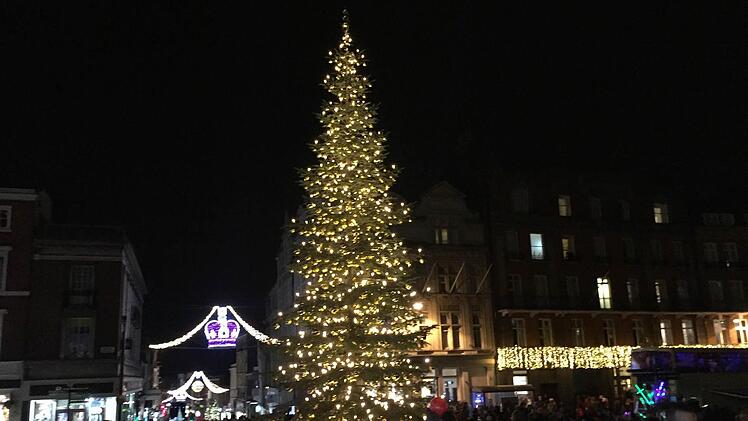 Zahlreiche Schaulustige verfolgten gespannt, wie am Coburger Weihnachtsbaum für die Queen die Lichter eingeschaltet wurden. Dazu gab's Bratwürste, Schmätzchen und Bier.  Foto: Michael Selzer/Stadt Coburg