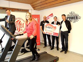 Landrat Alexander Tritthart und FSJlerin  Annika Franketesten die neuen Geräte im Fitnessraum.  Gerd Ankermann, Benjamin Mair und Peter Müller freuen sich über die Spende.